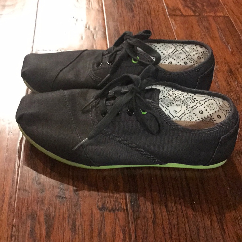 Tom’s Black Lace Up Shoes size 9.5